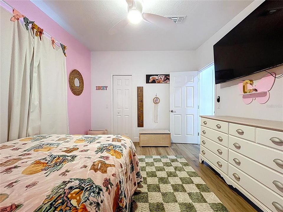 合同活跃: $420,000 (4 贝兹, 2 浴室, 2052 平方英尺)