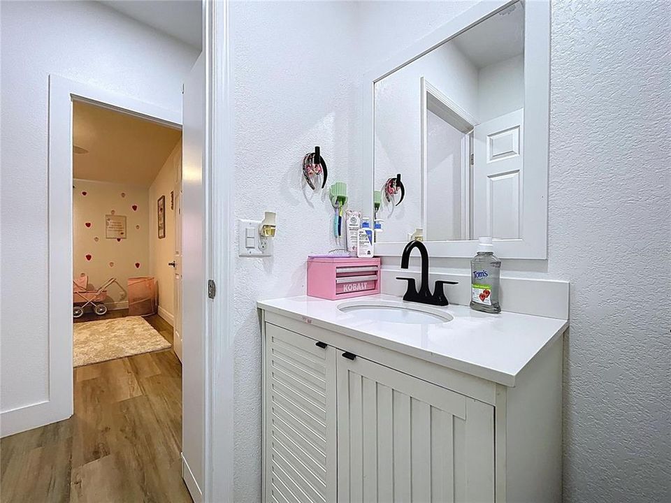 合同活跃: $420,000 (4 贝兹, 2 浴室, 2052 平方英尺)