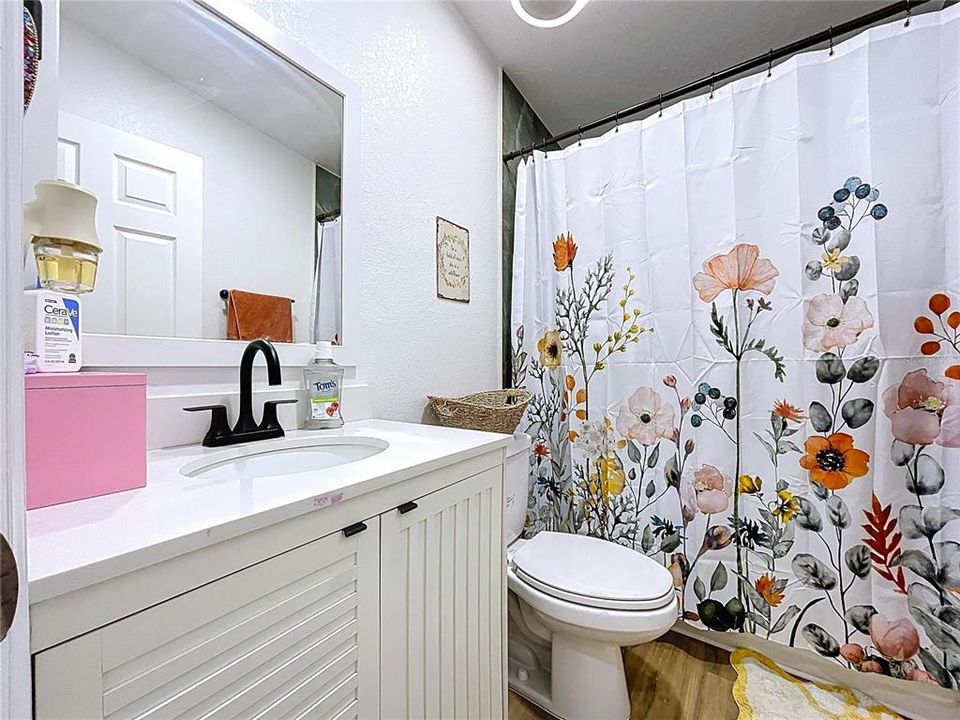 合同活跃: $420,000 (4 贝兹, 2 浴室, 2052 平方英尺)