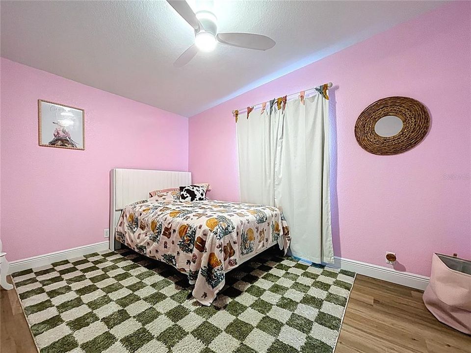 合同活跃: $420,000 (4 贝兹, 2 浴室, 2052 平方英尺)