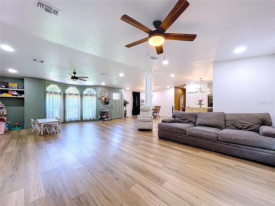 合同活跃: $420,000 (4 贝兹, 2 浴室, 2052 平方英尺)