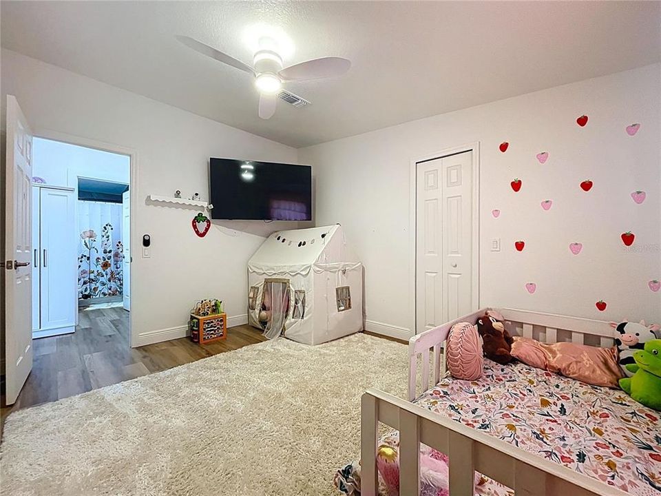 合同活跃: $420,000 (4 贝兹, 2 浴室, 2052 平方英尺)