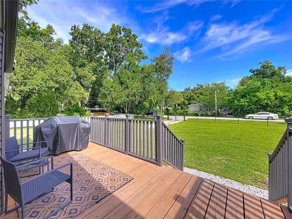 合同活跃: $420,000 (4 贝兹, 2 浴室, 2052 平方英尺)