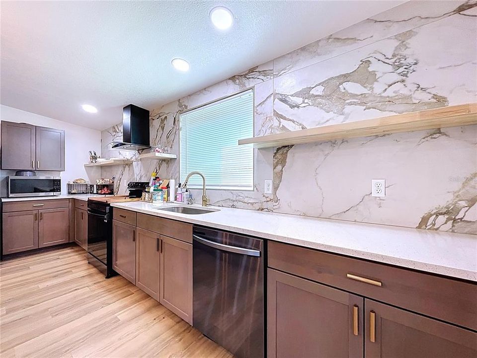 合同活跃: $420,000 (4 贝兹, 2 浴室, 2052 平方英尺)