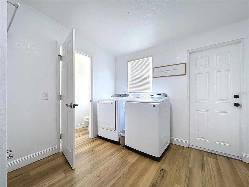 合同活跃: $420,000 (4 贝兹, 2 浴室, 2052 平方英尺)