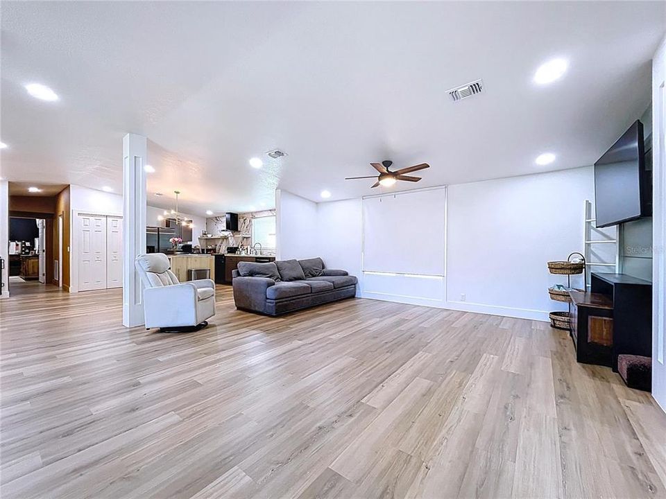 合同活跃: $420,000 (4 贝兹, 2 浴室, 2052 平方英尺)