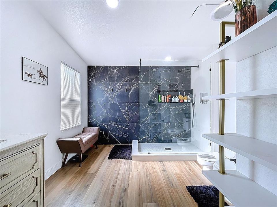 合同活跃: $420,000 (4 贝兹, 2 浴室, 2052 平方英尺)