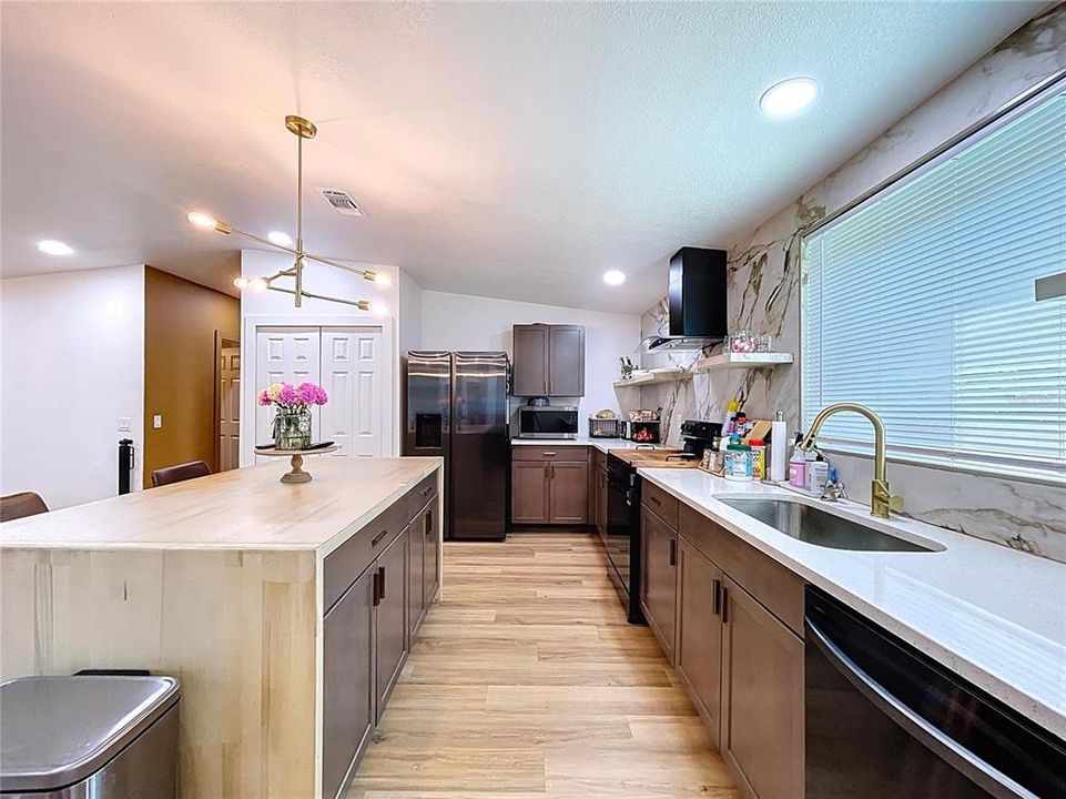 合同活跃: $420,000 (4 贝兹, 2 浴室, 2052 平方英尺)