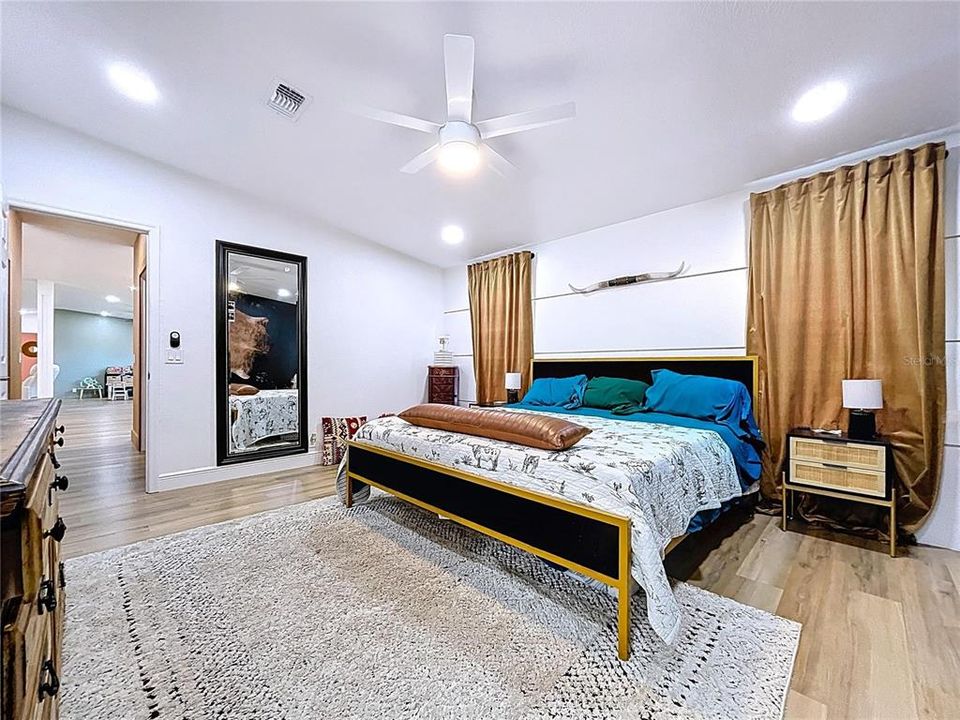 合同活跃: $420,000 (4 贝兹, 2 浴室, 2052 平方英尺)