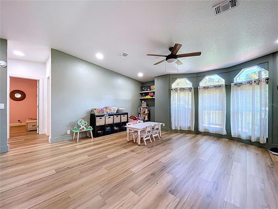 合同活跃: $420,000 (4 贝兹, 2 浴室, 2052 平方英尺)