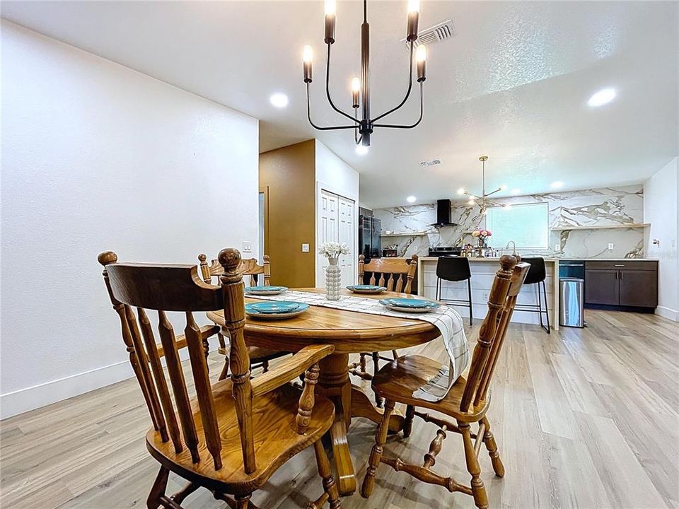 合同活跃: $420,000 (4 贝兹, 2 浴室, 2052 平方英尺)