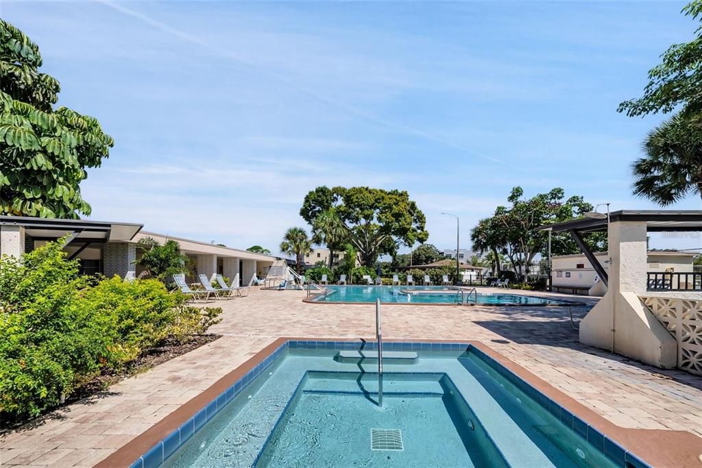 Active With Contract: $99,000 (1 beds, 1 baths, 870 Square Feet)