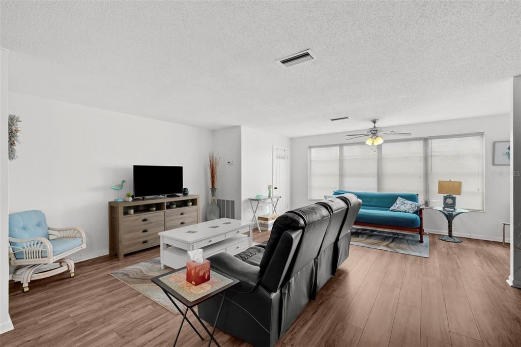 Active With Contract: $99,000 (1 beds, 1 baths, 870 Square Feet)