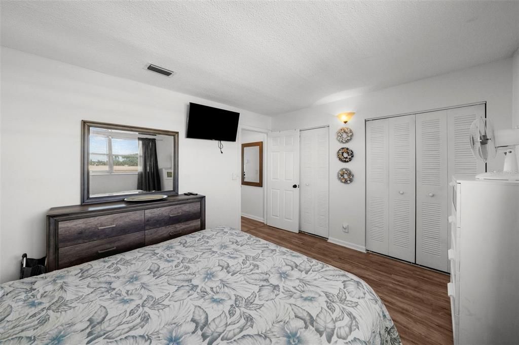 Active With Contract: $99,000 (1 beds, 1 baths, 870 Square Feet)
