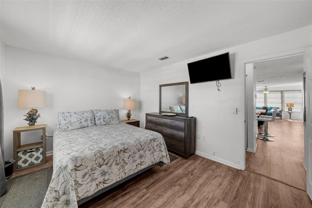 Active With Contract: $99,000 (1 beds, 1 baths, 870 Square Feet)