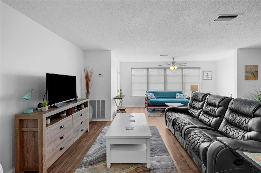 Active With Contract: $99,000 (1 beds, 1 baths, 870 Square Feet)