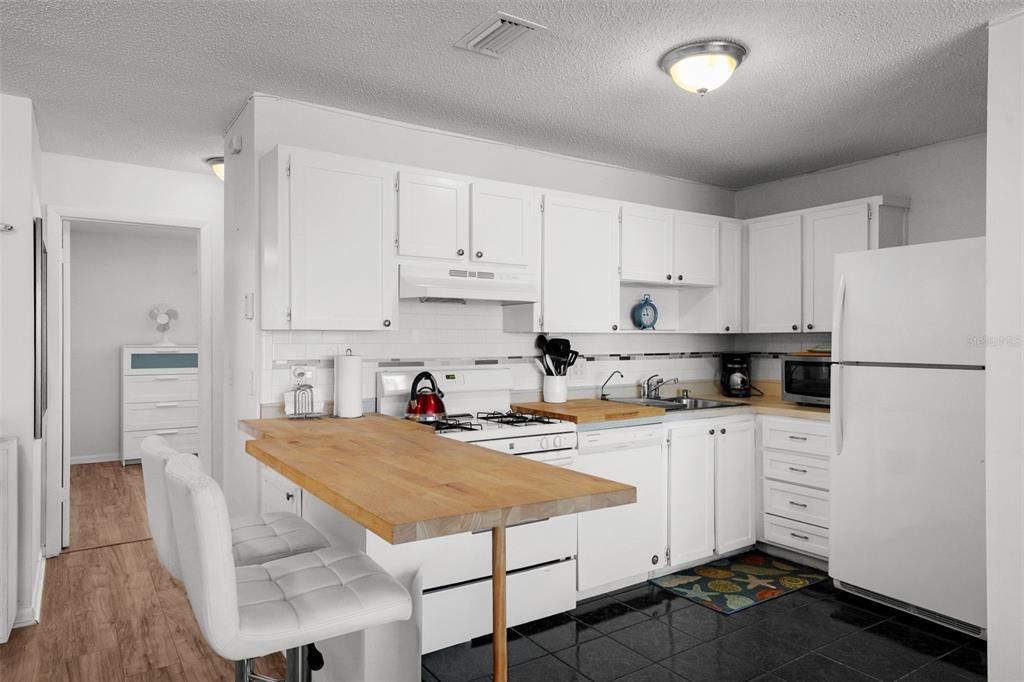 Active With Contract: $99,000 (1 beds, 1 baths, 870 Square Feet)