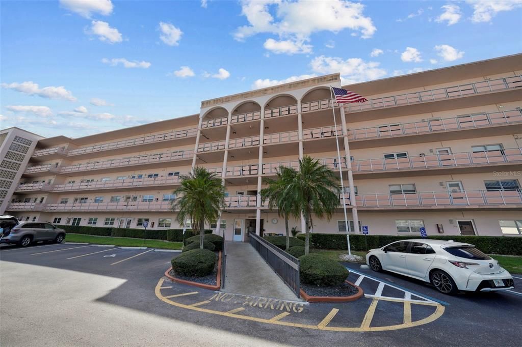 Active With Contract: $99,000 (1 beds, 1 baths, 870 Square Feet)