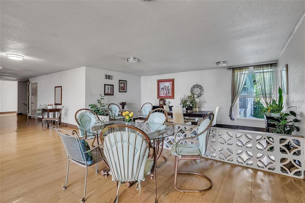 Active With Contract: $99,000 (1 beds, 1 baths, 870 Square Feet)