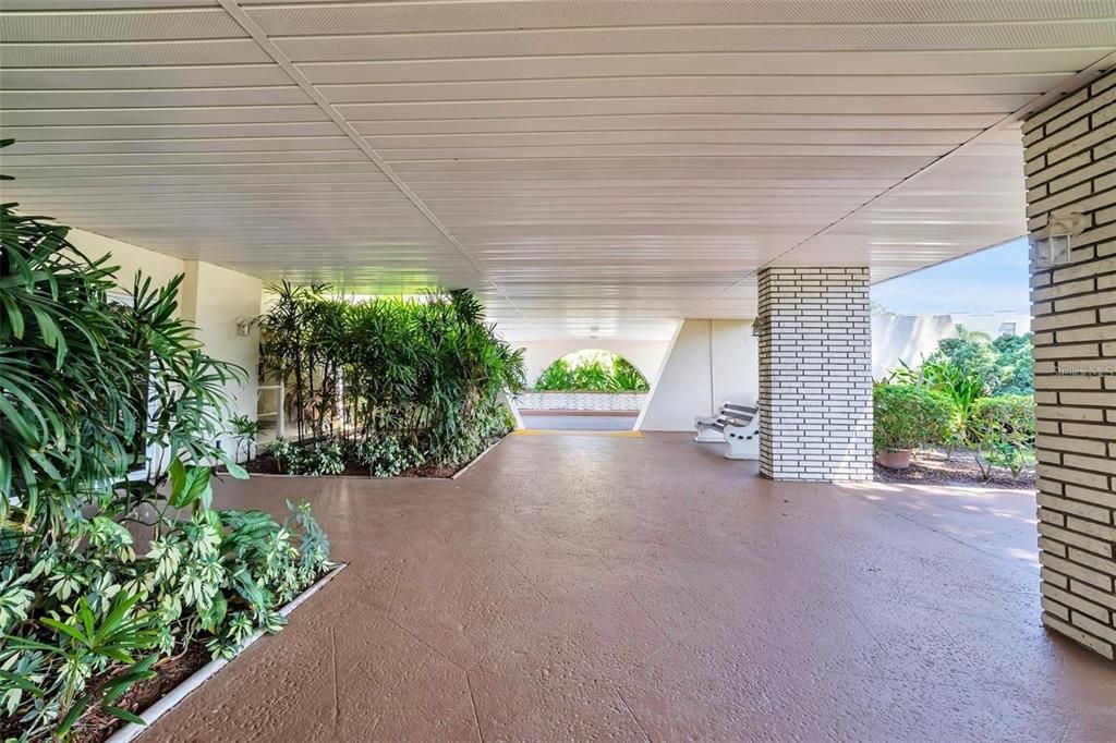 Active With Contract: $99,000 (1 beds, 1 baths, 870 Square Feet)
