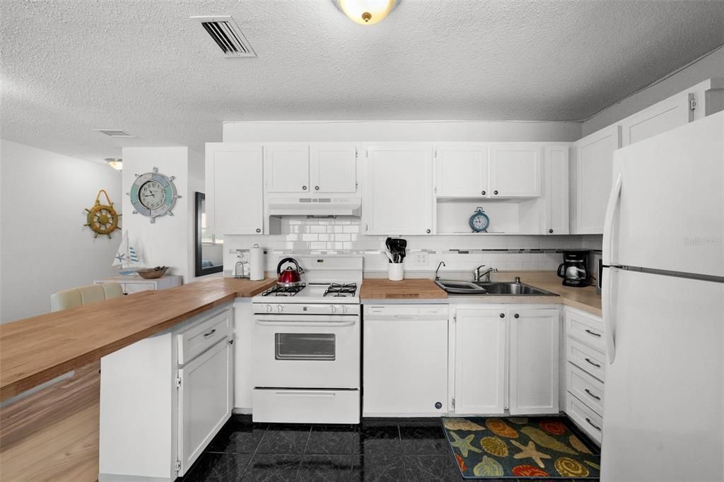 Active With Contract: $99,000 (1 beds, 1 baths, 870 Square Feet)