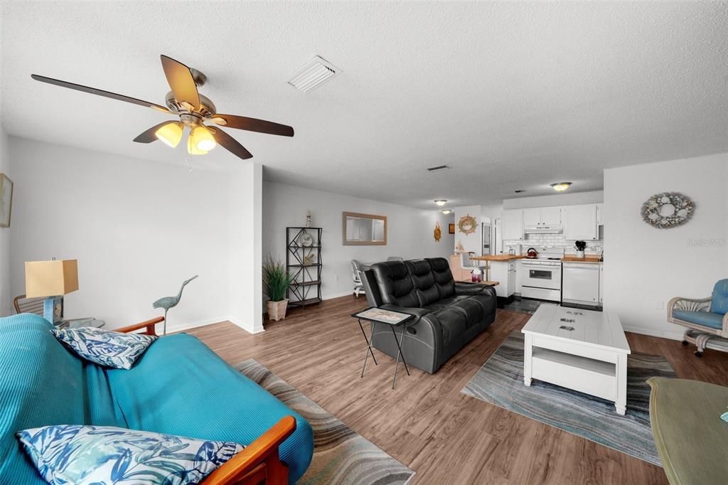 Active With Contract: $99,000 (1 beds, 1 baths, 870 Square Feet)