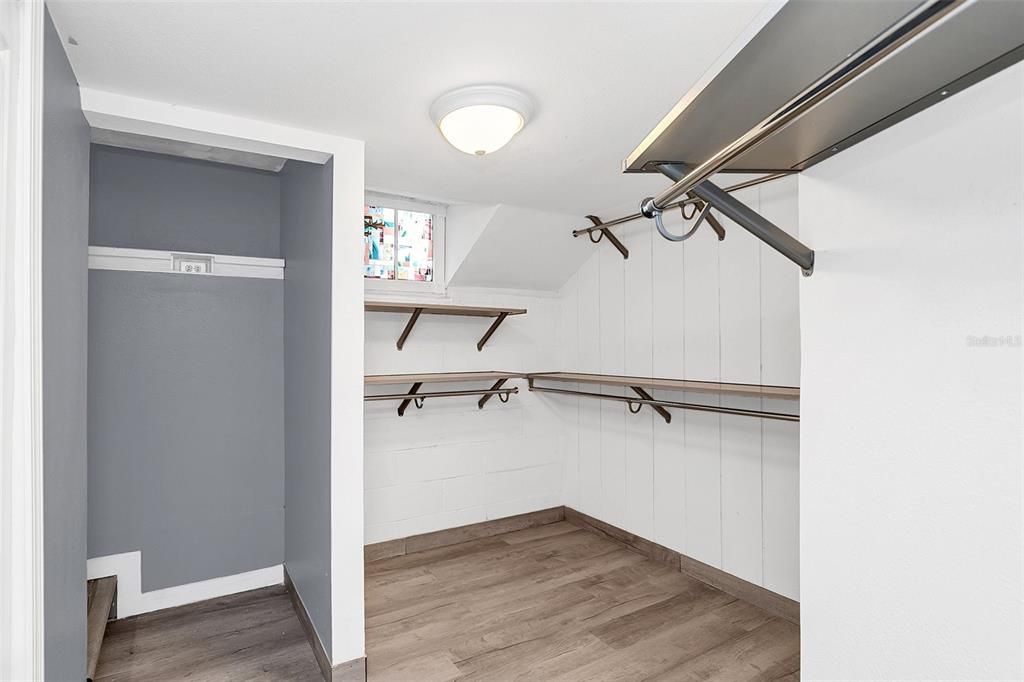 合同活跃: $450,000 (5 贝兹, 3 浴室, 2400 平方英尺)