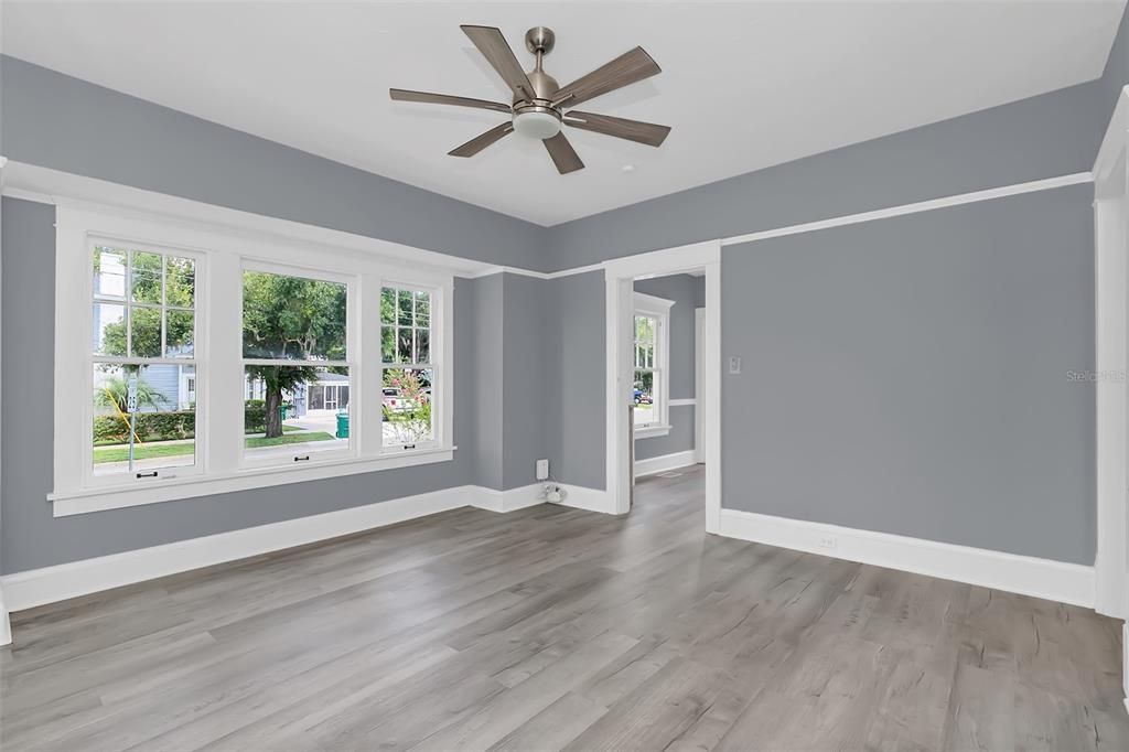 合同活跃: $450,000 (5 贝兹, 3 浴室, 2400 平方英尺)