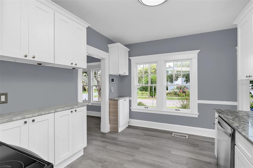 合同活跃: $450,000 (5 贝兹, 3 浴室, 2400 平方英尺)