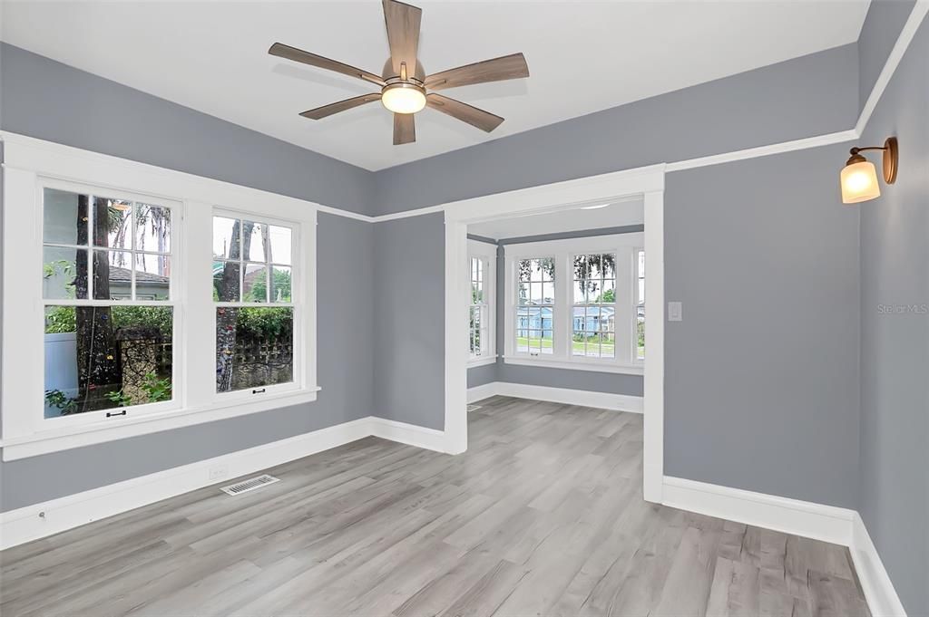 合同活跃: $450,000 (5 贝兹, 3 浴室, 2400 平方英尺)