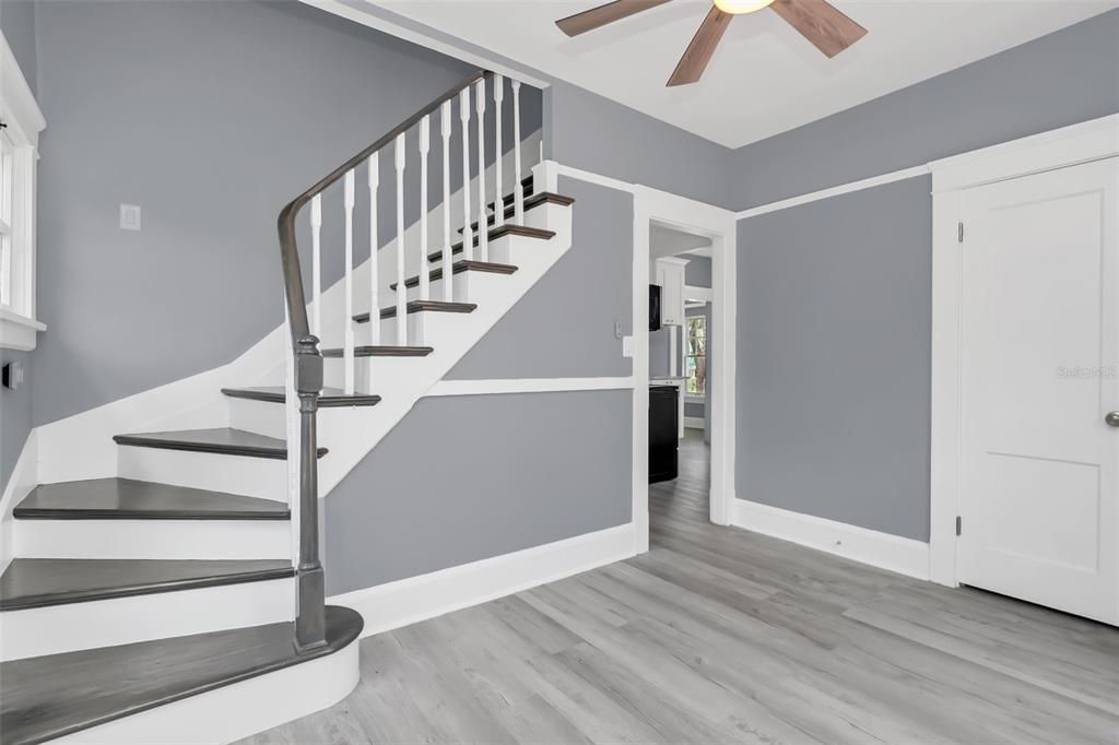 合同活跃: $450,000 (5 贝兹, 3 浴室, 2400 平方英尺)