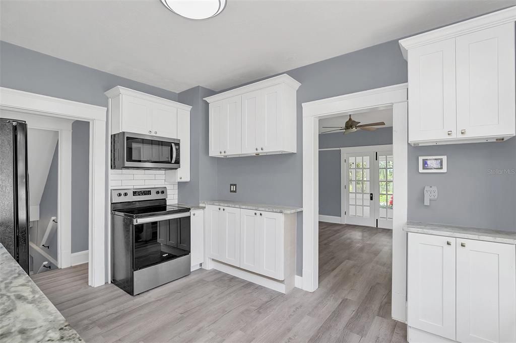 合同活跃: $450,000 (5 贝兹, 3 浴室, 2400 平方英尺)