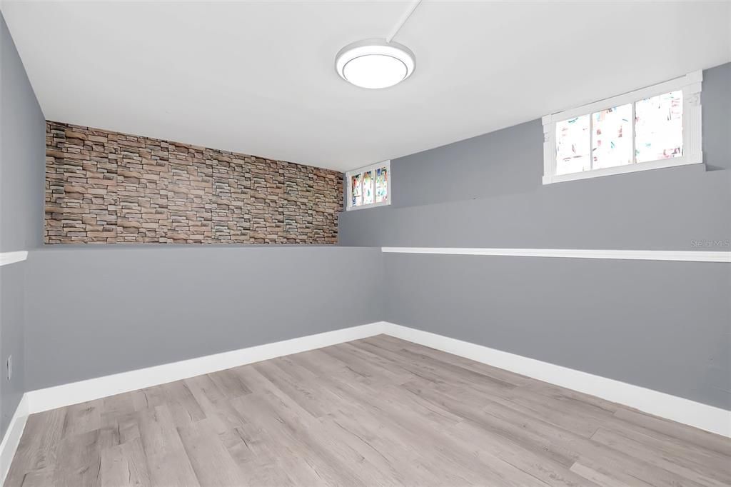 合同活跃: $450,000 (5 贝兹, 3 浴室, 2400 平方英尺)