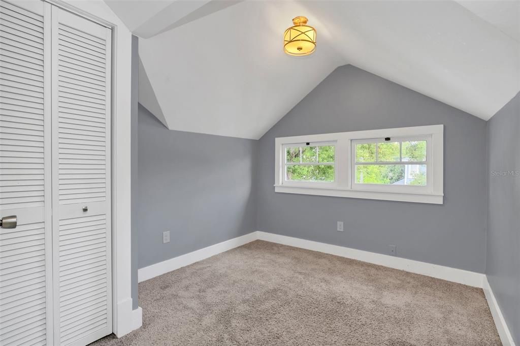 合同活跃: $450,000 (5 贝兹, 3 浴室, 2400 平方英尺)