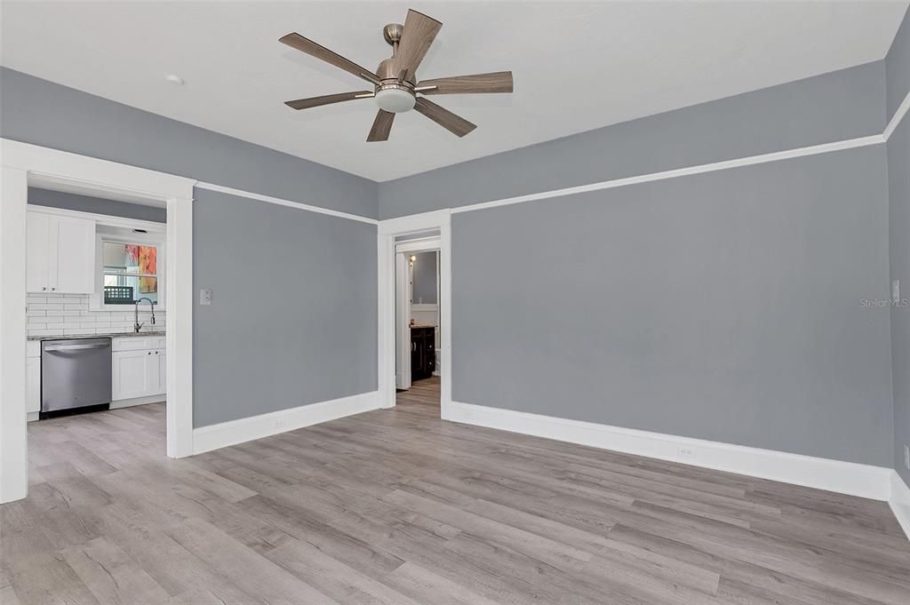 合同活跃: $450,000 (5 贝兹, 3 浴室, 2400 平方英尺)