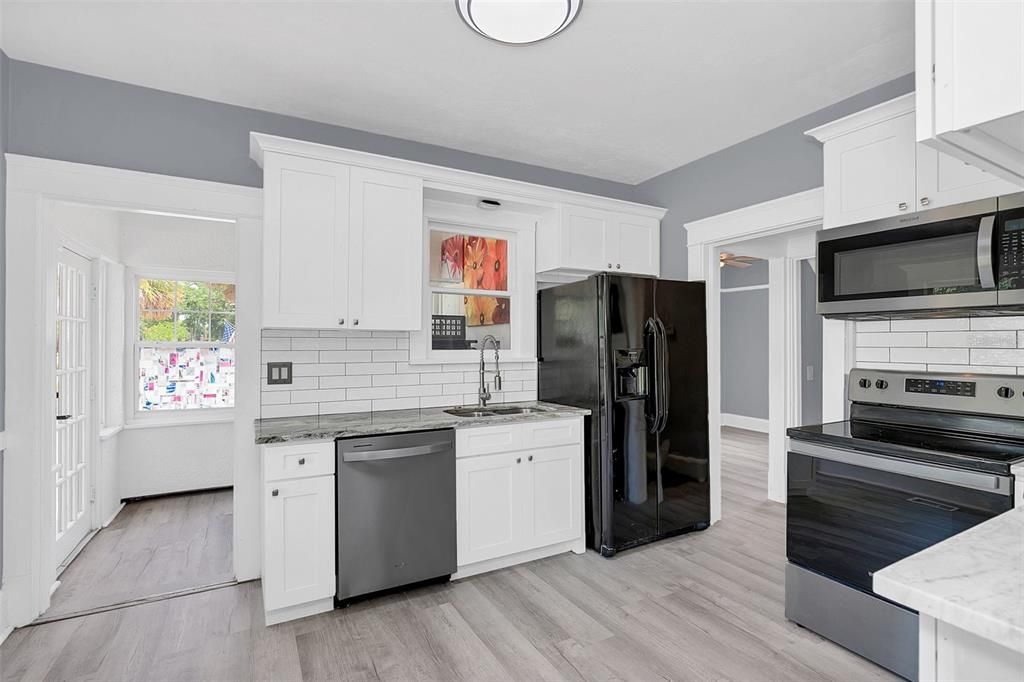 合同活跃: $450,000 (5 贝兹, 3 浴室, 2400 平方英尺)