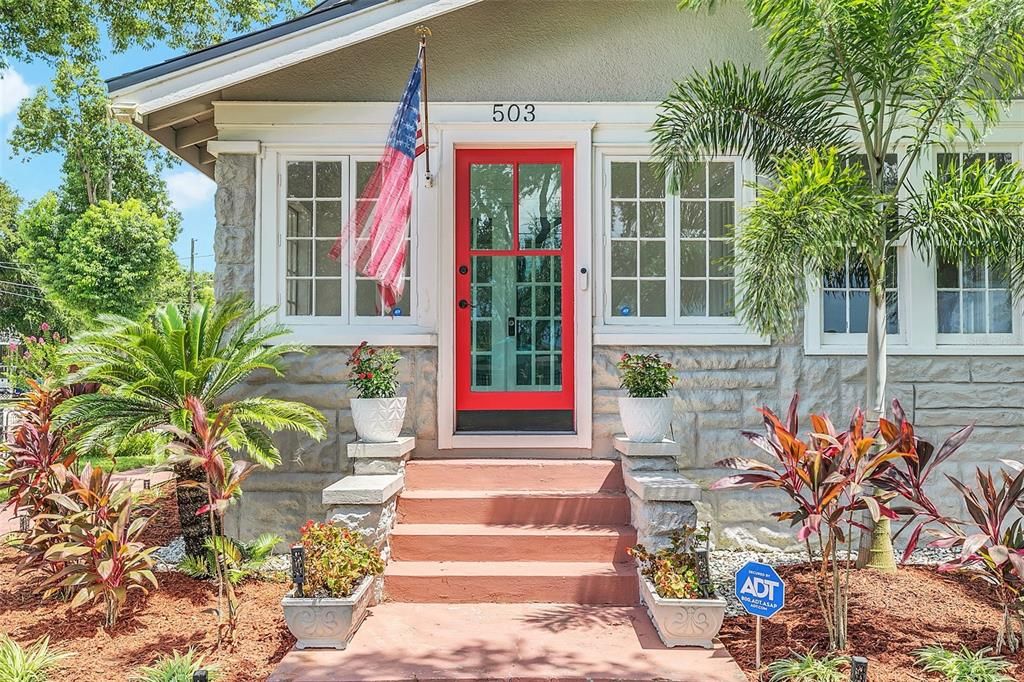 合同活跃: $450,000 (5 贝兹, 3 浴室, 2400 平方英尺)