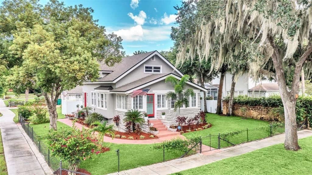 合同活跃: $450,000 (5 贝兹, 3 浴室, 2400 平方英尺)