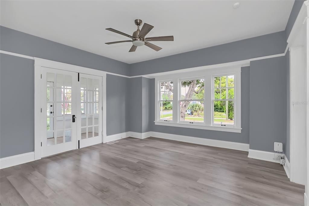 合同活跃: $450,000 (5 贝兹, 3 浴室, 2400 平方英尺)