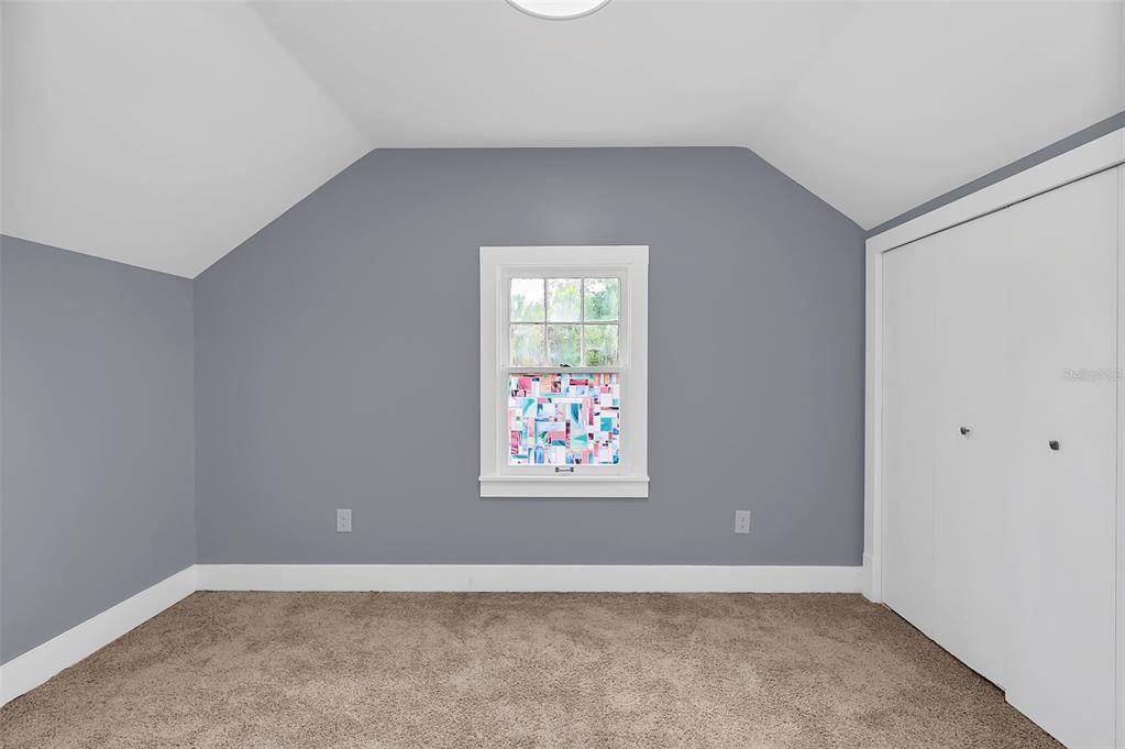 合同活跃: $450,000 (5 贝兹, 3 浴室, 2400 平方英尺)