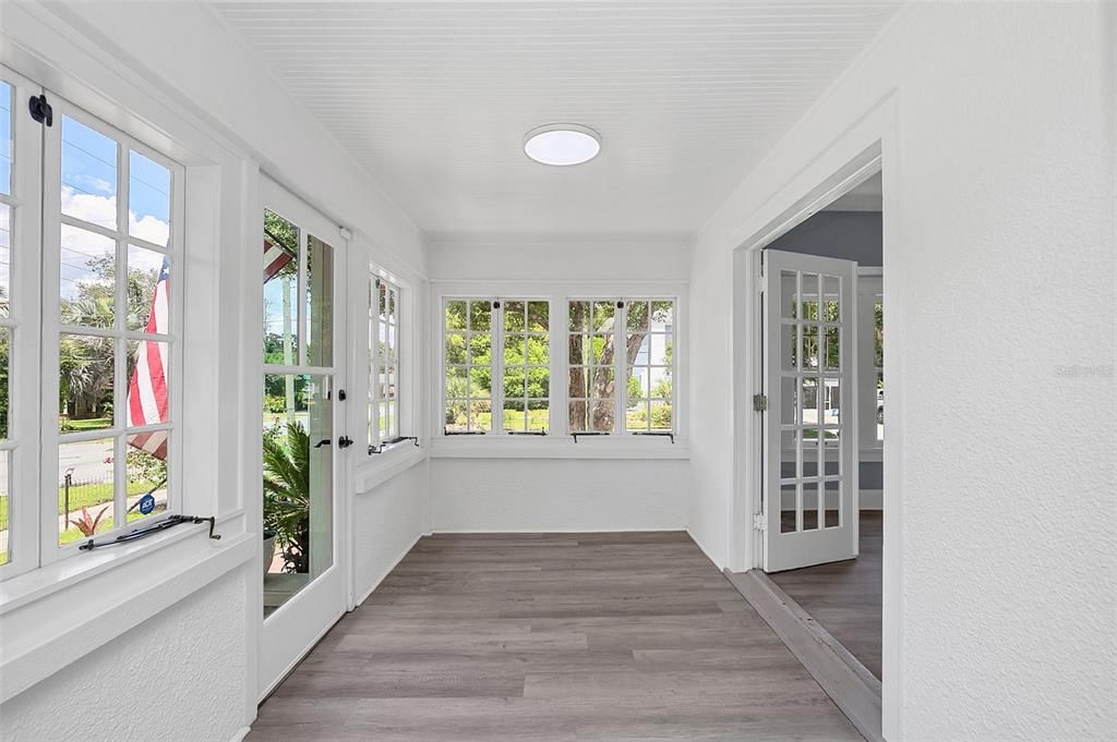 合同活跃: $450,000 (5 贝兹, 3 浴室, 2400 平方英尺)