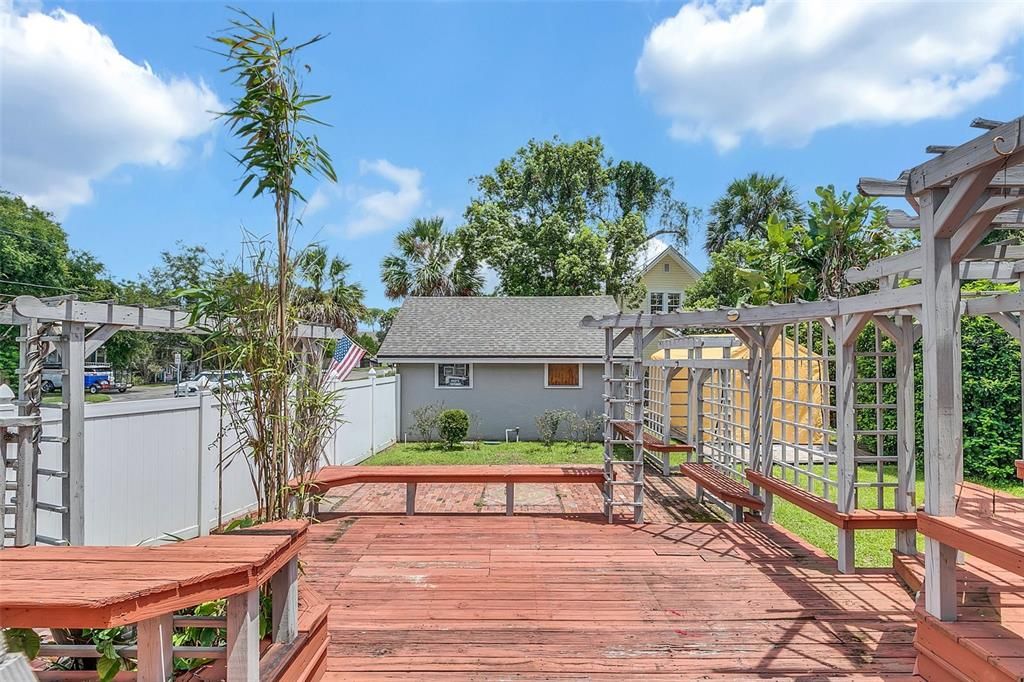 合同活跃: $450,000 (5 贝兹, 3 浴室, 2400 平方英尺)