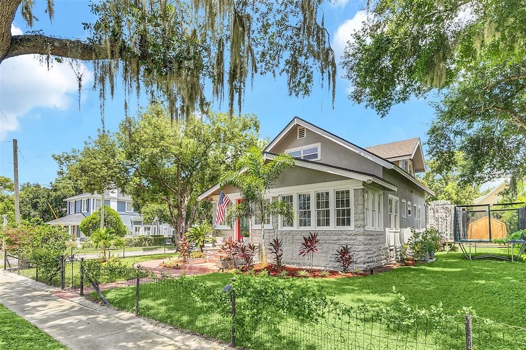 合同活跃: $450,000 (5 贝兹, 3 浴室, 2400 平方英尺)