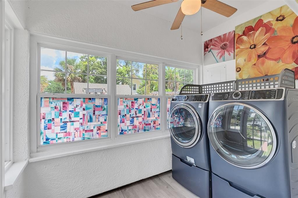 合同活跃: $450,000 (5 贝兹, 3 浴室, 2400 平方英尺)