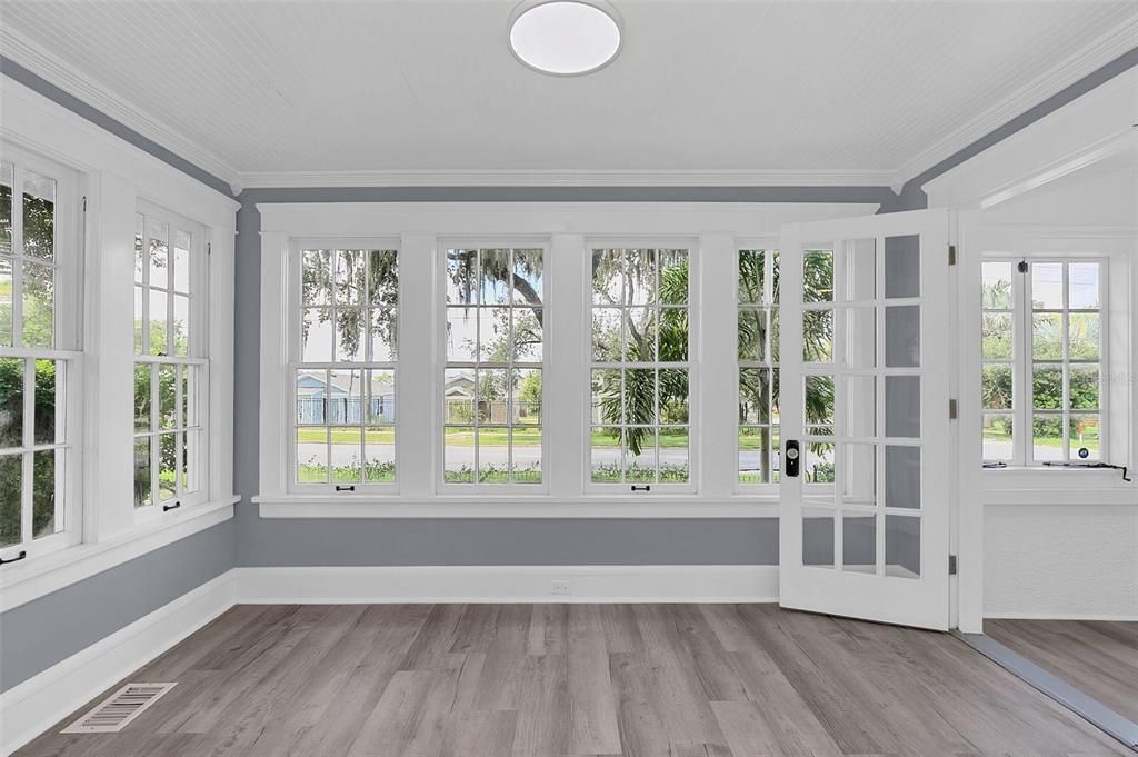 合同活跃: $450,000 (5 贝兹, 3 浴室, 2400 平方英尺)