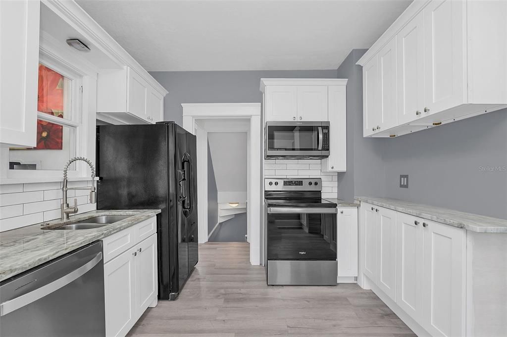 合同活跃: $450,000 (5 贝兹, 3 浴室, 2400 平方英尺)