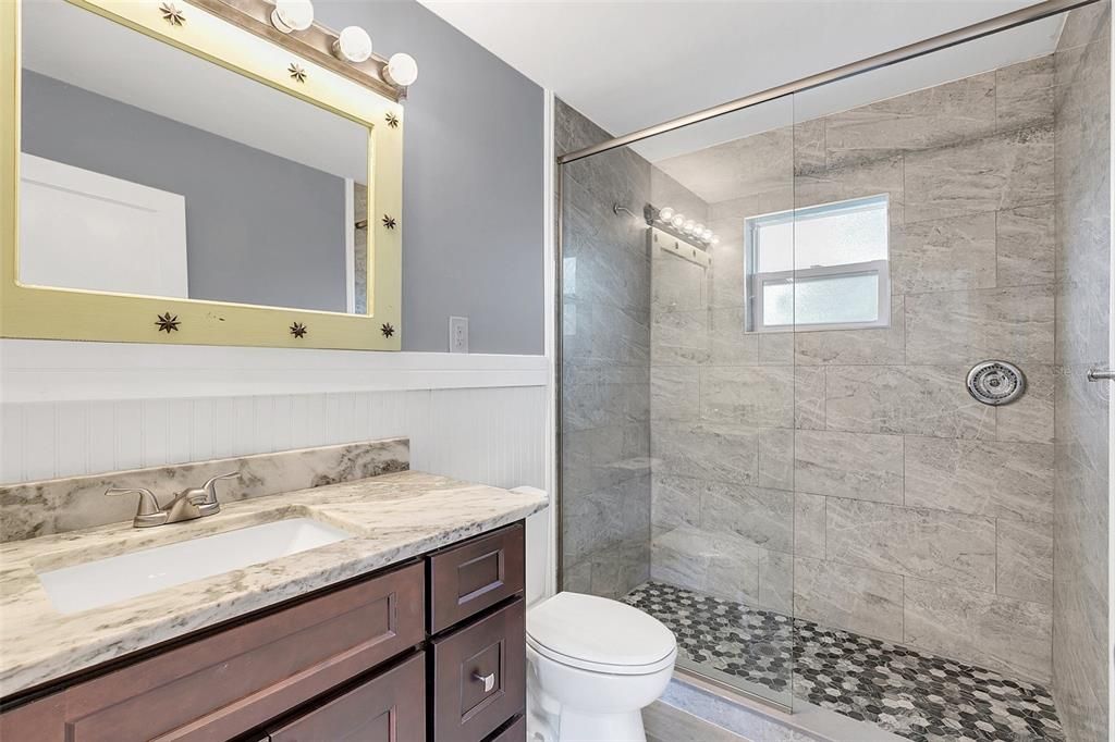 合同活跃: $450,000 (5 贝兹, 3 浴室, 2400 平方英尺)