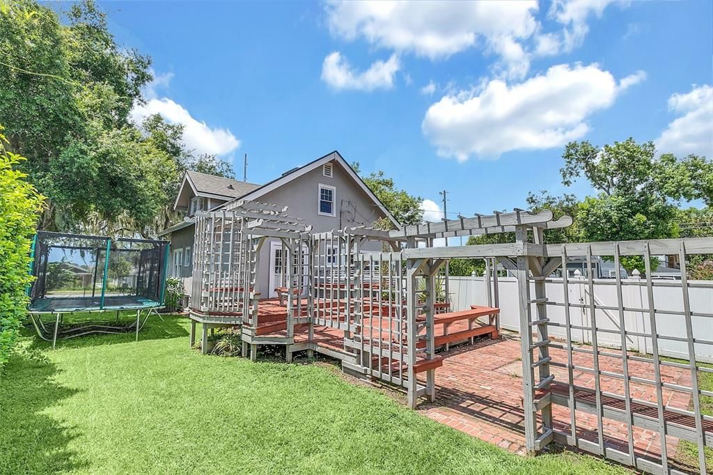 合同活跃: $450,000 (5 贝兹, 3 浴室, 2400 平方英尺)