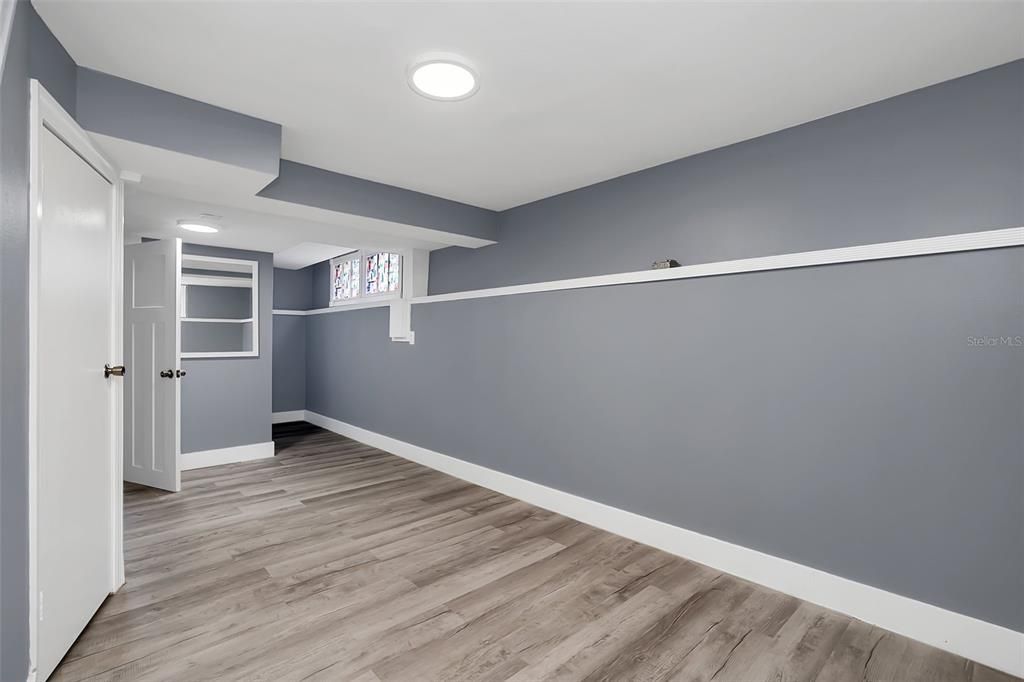 合同活跃: $450,000 (5 贝兹, 3 浴室, 2400 平方英尺)