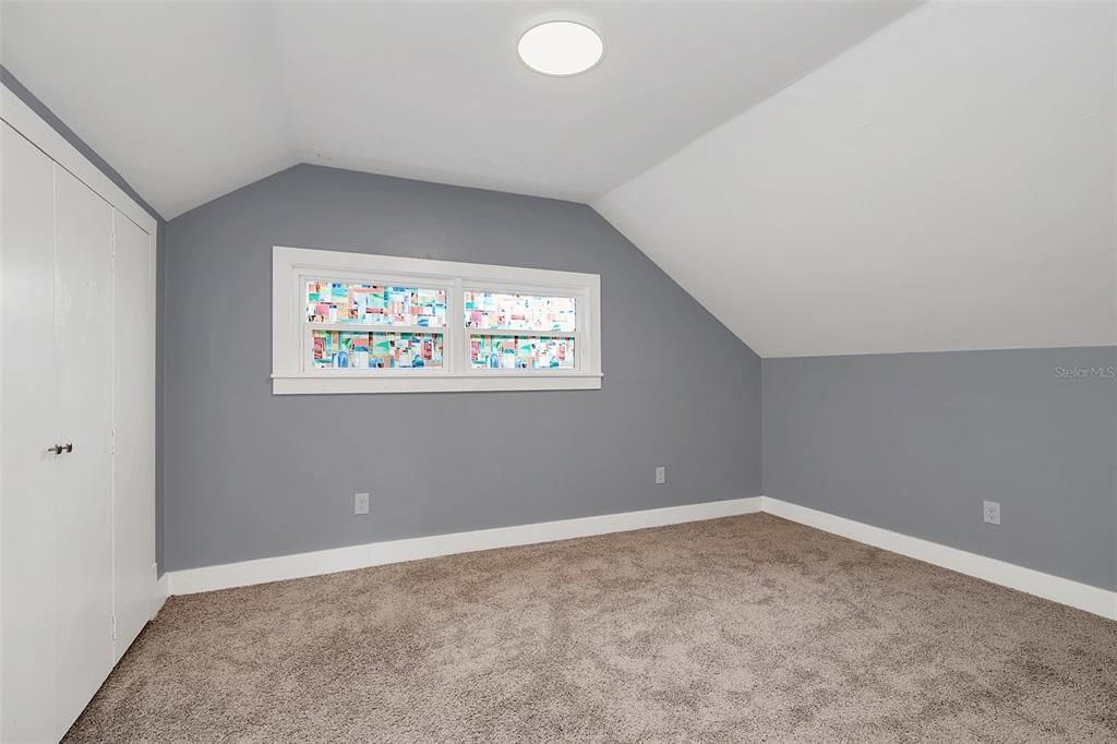 合同活跃: $450,000 (5 贝兹, 3 浴室, 2400 平方英尺)